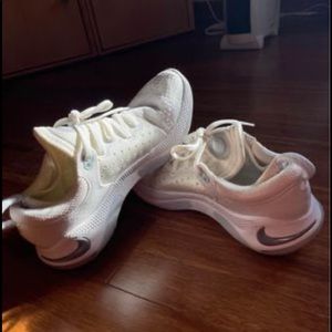 woman’s nike joyrides